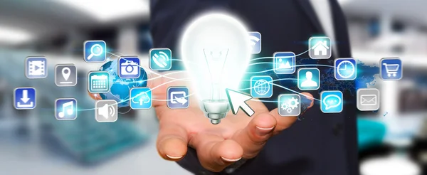 Affärsman som håller glödlampan med digital ikoner — Stockfoto