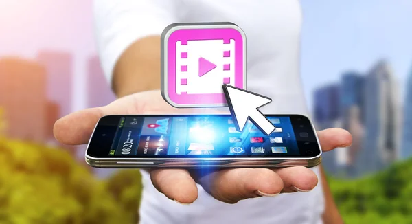 Junger Mann benutzt modernes Handy, um Video anzusehen — Stockfoto