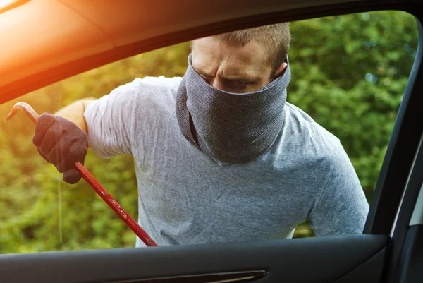 Ladrón robando un coche — Foto de Stock