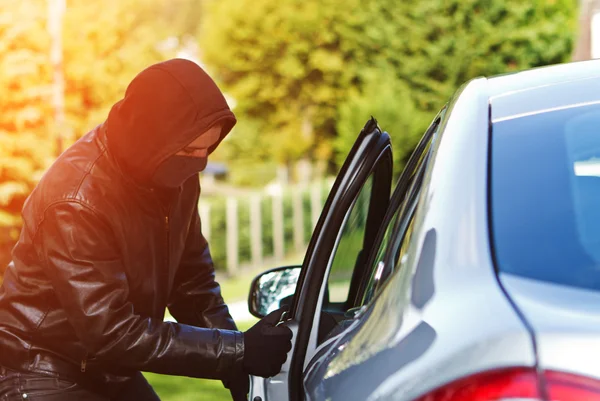 Ladrão a roubar um carro — Fotografia de Stock