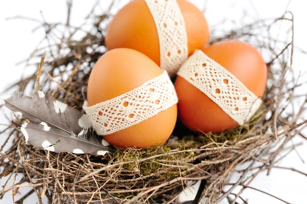 Nesten met Pasen eieren op een witte achtergrond — Stockfoto