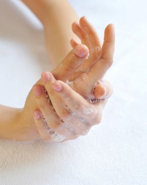 kadın yıkama bir arka plan üzerinde beyaz bir havlu eller