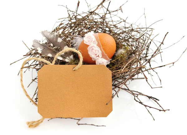 Huevo de Pascua con un formulario en blanco para saludos sobre fondo blanco — Foto de Stock