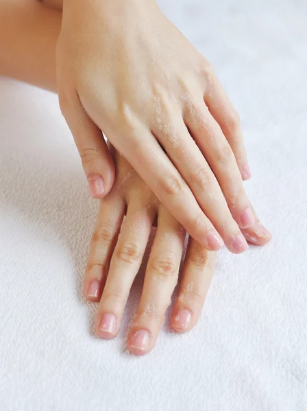 Kadın yıkama bir arka plan üzerinde beyaz bir havlu eller — Stok fotoğraf
