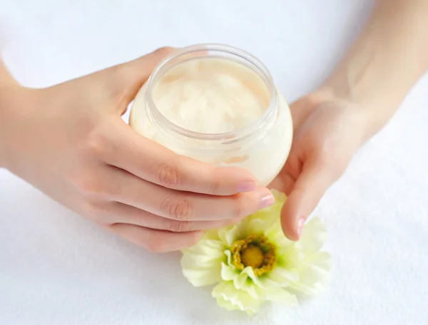 Belle mani di donna con crema — Foto Stock