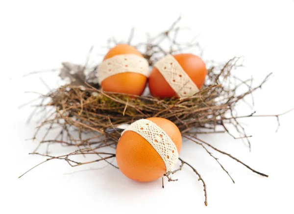 Nido con huevos de Pascua sobre un fondo blanco —  Fotos de Stock