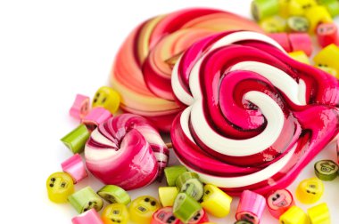 Renkli şekerler ve beyaz bir arka plan üzerinde lolipop
