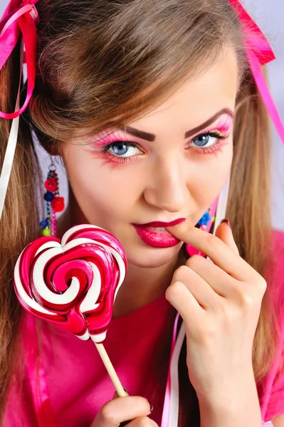 Menina bonita com maquiagem criativa com pirulito colorido — Fotografia de Stock