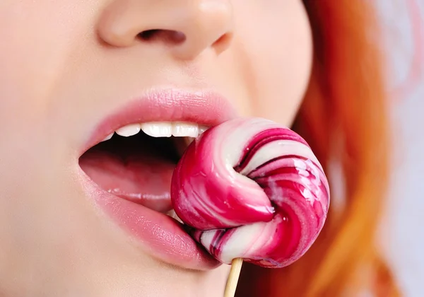 Csípős cukorka rózsaszín nyalóka, egészséges, fehér fogak — Stock Fotó