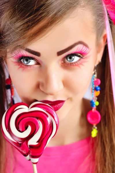 Gyönyörű lány, kreatív smink, színes nyalóka — Stock Fotó