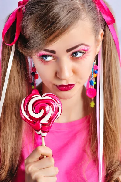 Mooi meisje met creatieve make-up met kleurrijke lollipop — Stockfoto