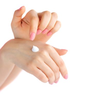 Genç kadın krem ellerinde banyodan sonra geçerlidir