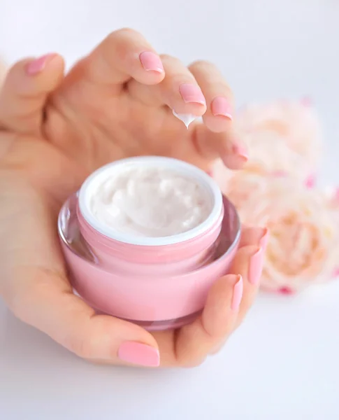 Belle mani di donna con crema — Foto Stock