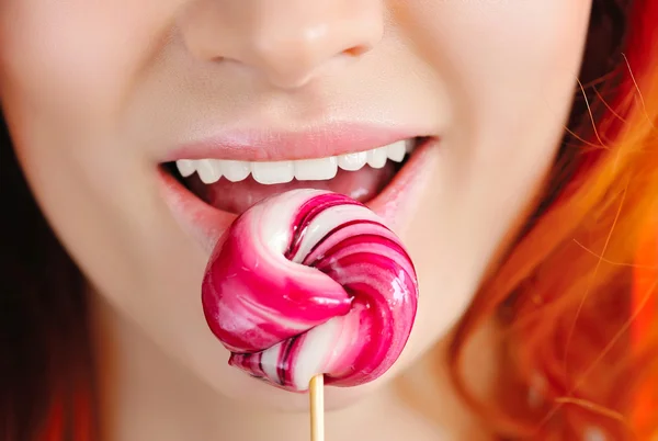 Csípős cukorka rózsaszín nyalóka, egészséges, fehér fogak — Stock Fotó