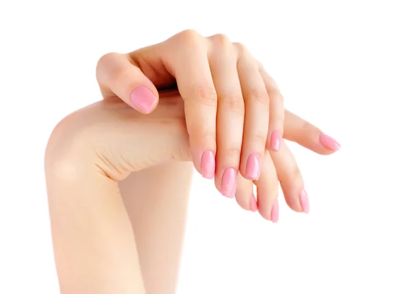 Close-up de mãos de uma jovem mulher com manicure rosa em pregos isolados no fundo branco — Fotografia de Stock