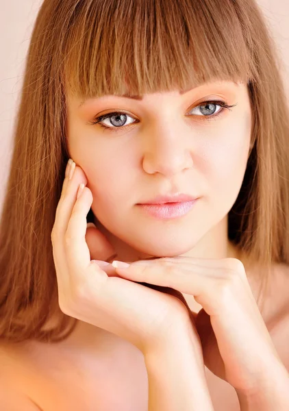 Retrato de mujer joven atractiva —  Fotos de Stock