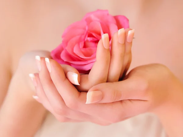 Крупним планом зображення рожевого французького манікюру з трояндою — стокове фото