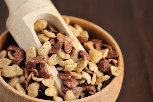 Assorti céréales pour petit déjeuner dans un bol en bois sur fond en bois — Photo