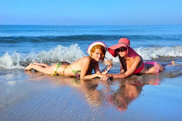 Красивые девушки отдыхают у моря — стоковое фото