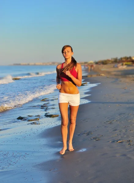 Девочка бегает по пляжу по утрам — стоковое фото