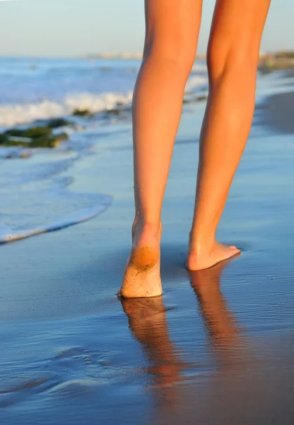 Schöne Frauenbeine, am Strand spazieren — Stockfoto