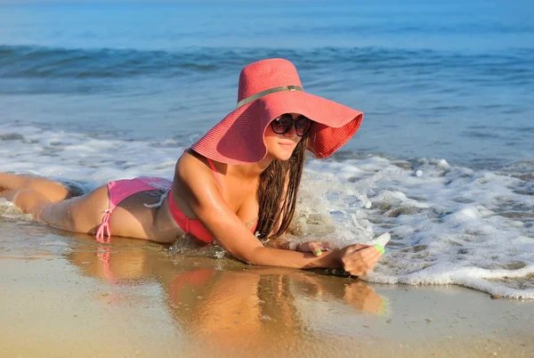 Красивая девушка в шляпе на фоне моря — стоковое фото