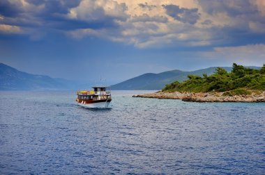 Tekne ve yağmur bulutları ile güzel deniz manzarası. Ege Denizi. Türkiye