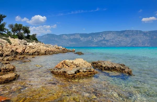 Bellissimo paesaggio marino con isole rocciose. Mar Egeo. Turchia — Foto Stock
