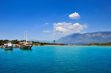 Mavi Bay teknelerle güzel deniz manzarası. Ege Denizi. Türkiye