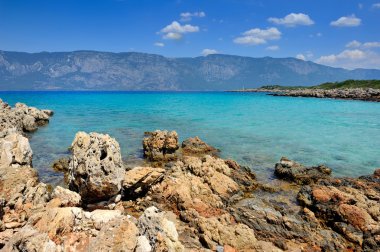 Güzel deniz manzarası kayalık adalar. Ege Denizi. Türkiye