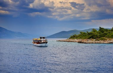 Tekne ve yağmur bulutları ile güzel deniz manzarası. Ege Denizi. Türkiye