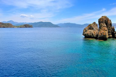 Güzel deniz manzarası kayalık adalar. Ege Denizi. Türkiye