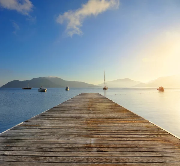 Sonnenaufgang über der Seebrücke an der Ägäis, Morgen am Liegeplatz am Meer — Stockfoto