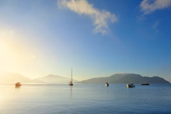 Schöne Morgenlandschaft mit Booten und Bergen im Hintergrund — Stockfoto