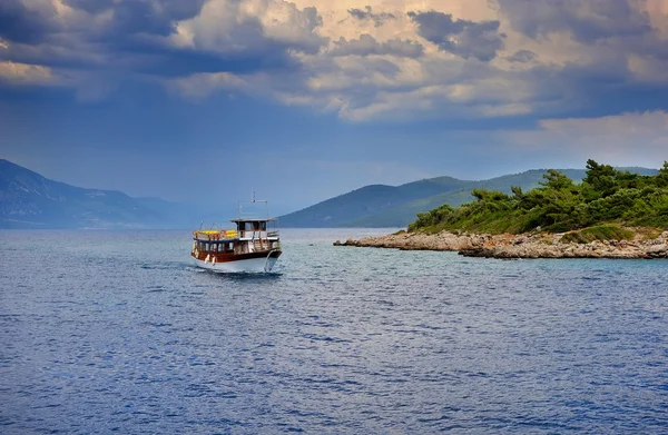Tekne ve yağmur bulutları ile güzel deniz manzarası. Ege Denizi. Türkiye