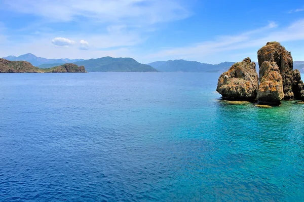 Bela paisagem marinha com ilhas rochosas. Mar Egeu. Turquia — Fotografia de Stock