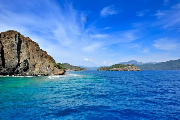 Bela paisagem marinha com ilhas rochosas. Mar Egeu. Turquia — Fotografia de Stock