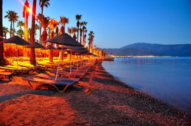 Akşam plaj şezlong ve şemsiye Marmaris'te. Türkiye