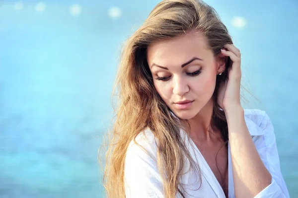 Portrait of a young woman against the backdrop of the sea — Stock Photo, Image