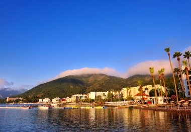 Çok güzel bir sabah deniz tekne ve dağ içinde belgili tanımlık geçmiş. Marmaris. Türkiye