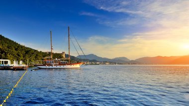 Temiz su ve bağlantılı yelkende sakin koy. Türkiye