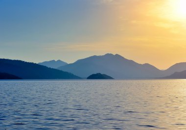 Çok güzel bir sabah deniz manzarası ile arka planda dağlar