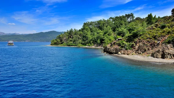 Güzel deniz manzarası kayalık adalar. Ege Denizi. Türkiye — Stok fotoğraf