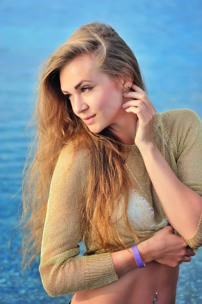 Portrait of a young woman against the backdrop of the sea — Stock Photo, Image