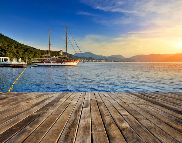 Calm bay with clear water and anchored sail boat. Turkey — Stock Photo, Image