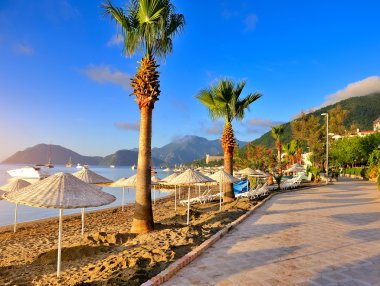 Deniz mavi deniz ve dağ pitoresk defne fon karşı. Marmaris. Türkiye