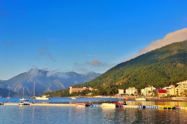 Beau paysage marin du matin avec des bateaux et des montagnes en arrière-plan. Marmaris. Turquie — Photo