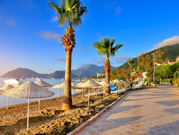 Aan de kust tegen de achtergrond van de pittoreske baai van blauwe zee en de bergen. Marmaris. Turkije — Stockfoto