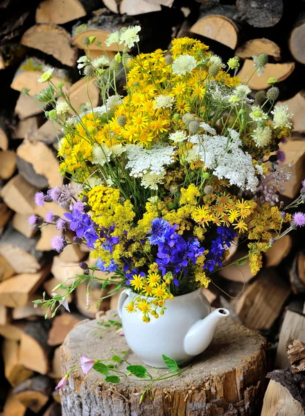 Vacker bukett av ljusa blommor — Stockfoto