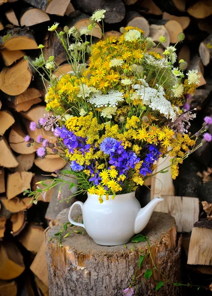 Hermoso ramo de flores silvestres brillantes — Foto de Stock